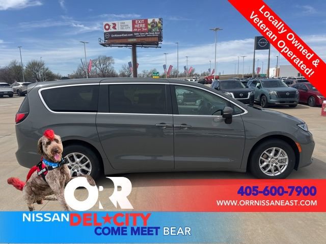 Used 2023 Chrysler Pacifica Touring-L image 6