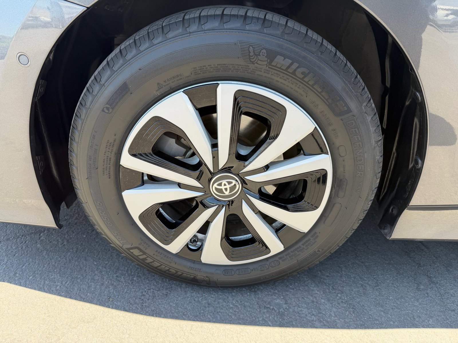 Used 2018 Toyota Prius Prime Advanced w/ Carpet Mat Package FWD image 28