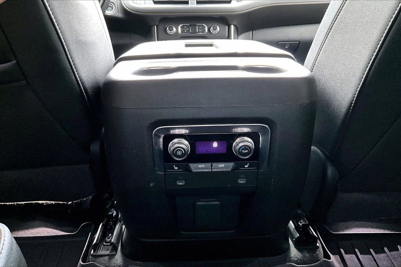 Used 2023 GMC Yukon AT4 w/ Technology Package AWD/4WD image 17