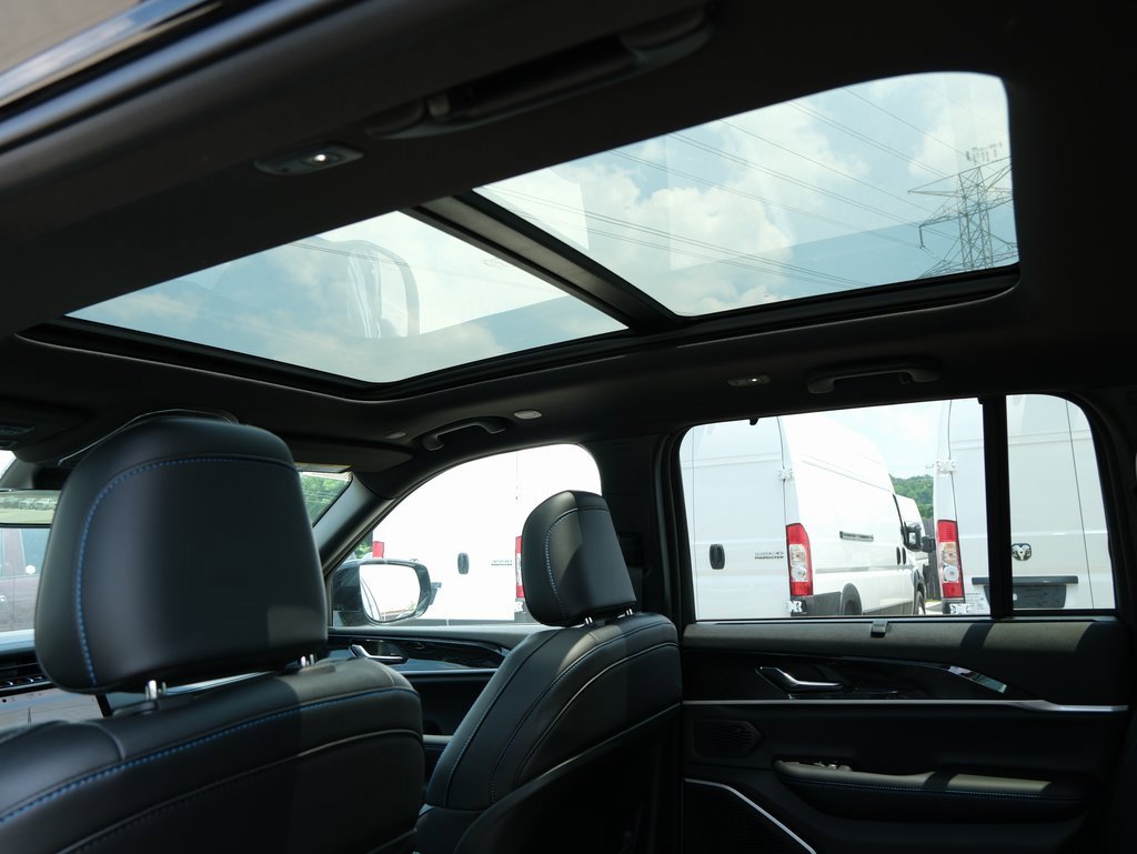 Used 2024 Jeep Grand Cherokee Trailhawk w/ Luxury Tech Group III image 35