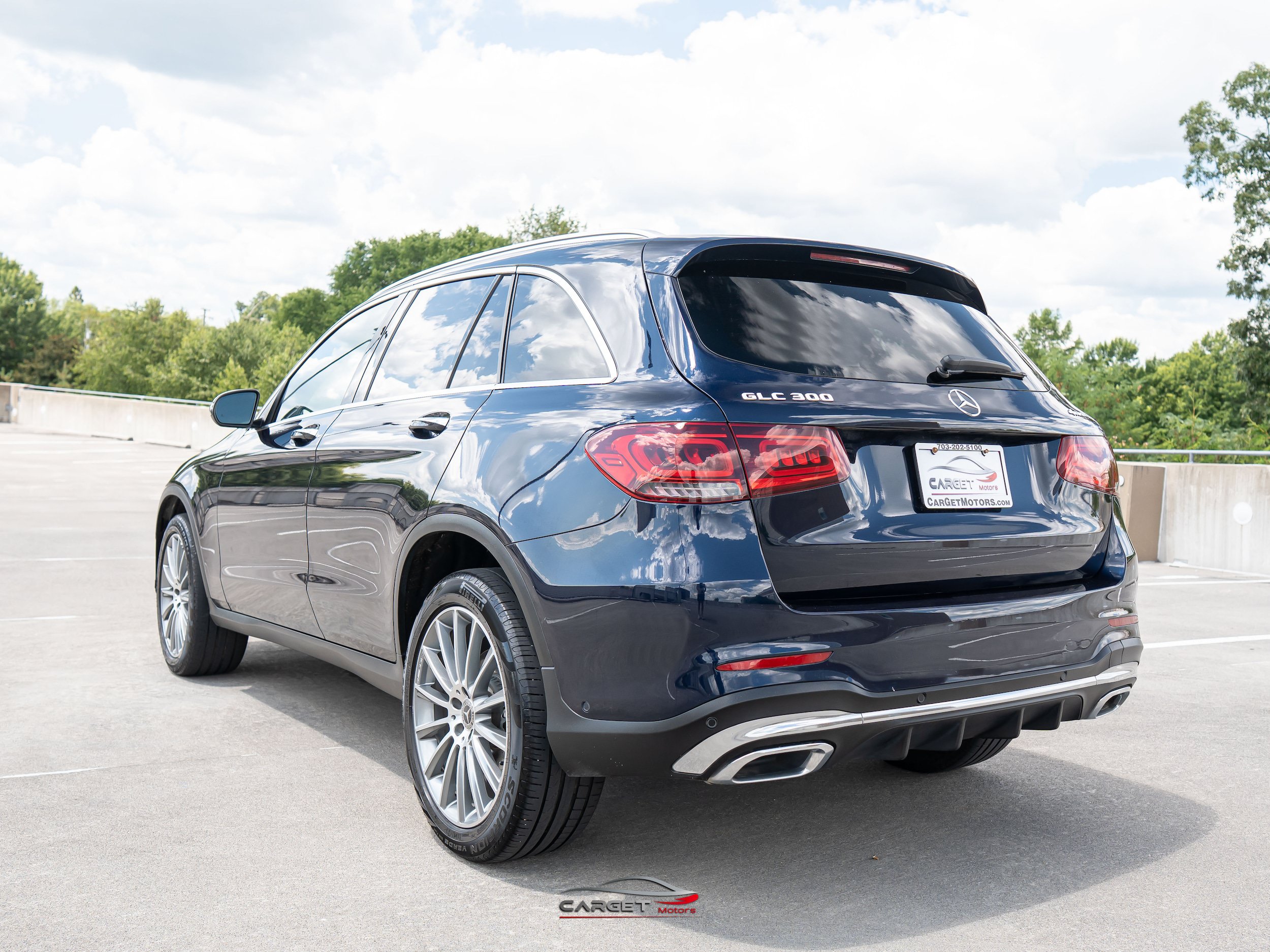 Used 2021 Mercedes-Benz GLC 300 4MATIC w/ AMG Line image 5