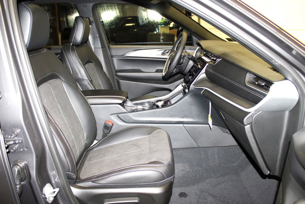 New 2025 Jeep Grand Cherokee Laredo image 30