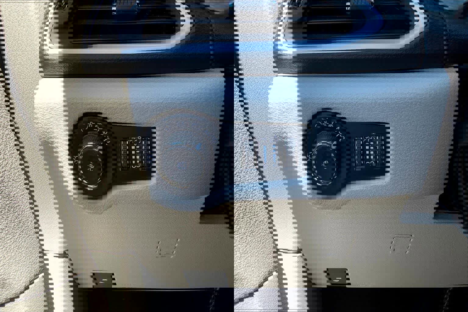 Used 2024 Chrysler Pacifica Touring-L FWD image 36