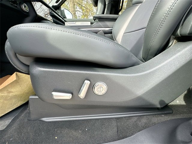 New 2025 Lincoln Navigator Reserve w/ Jet Appearance Package image 12