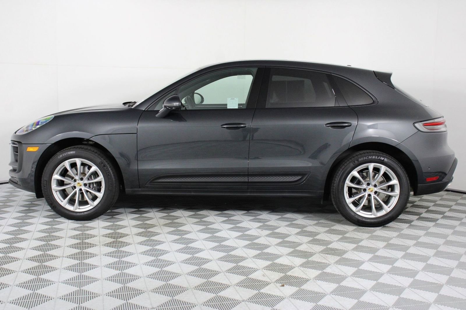 Certified 2025 Porsche Macan image 2
