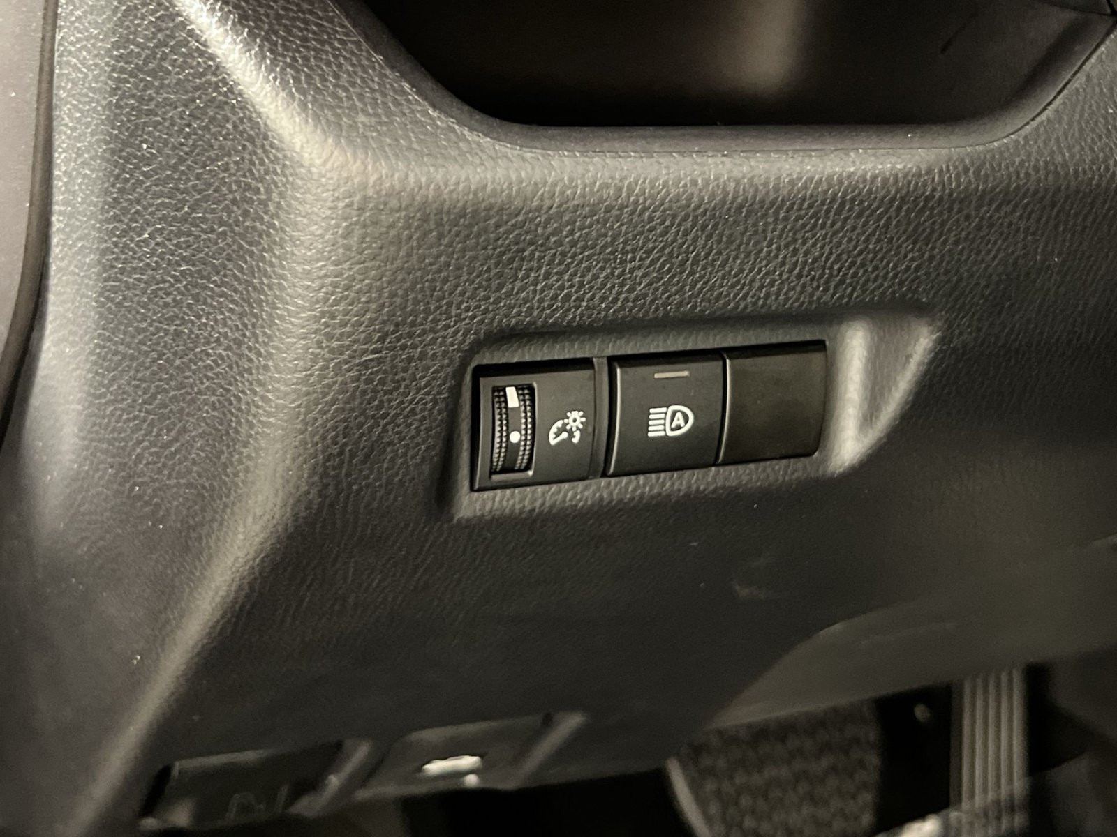 Used 2025 Toyota RAV4 LE AWD/4WD image 32