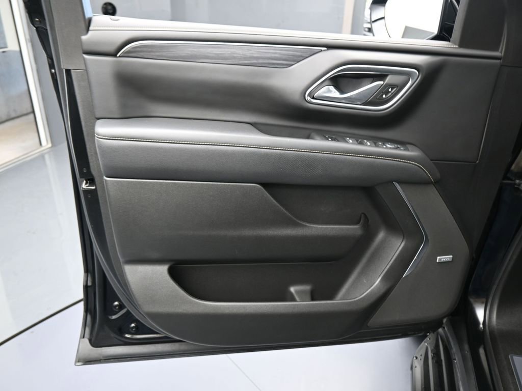 Used 2024 GMC Yukon SLT w/ SLT Luxury Package image 13