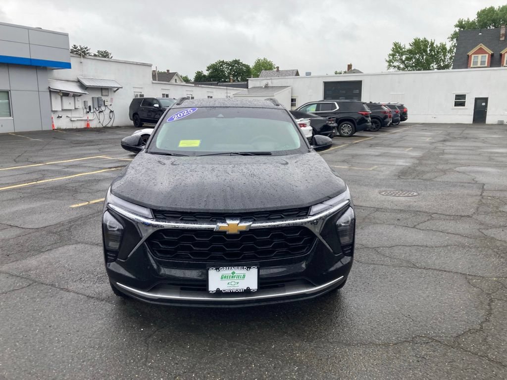 Used 2025 Chevrolet Trax LT FWD image 2