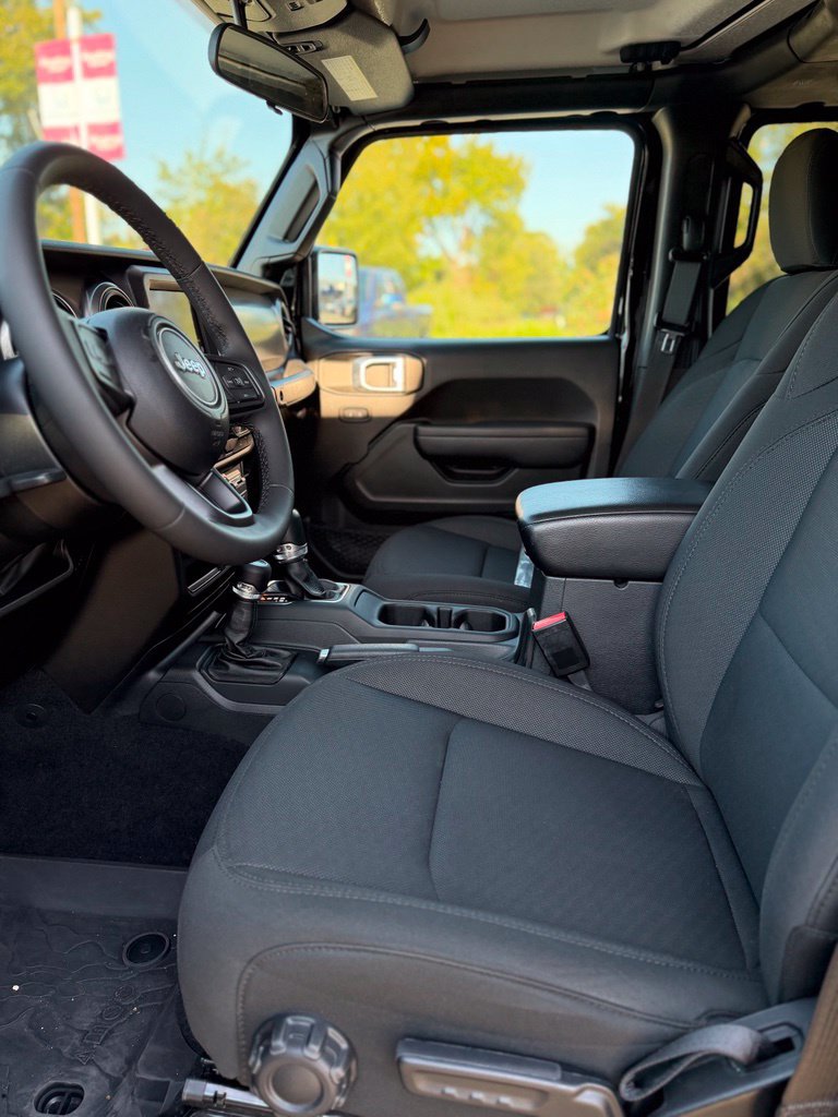 Used 2023 Jeep Gladiator Sport AWD/4WD image 19