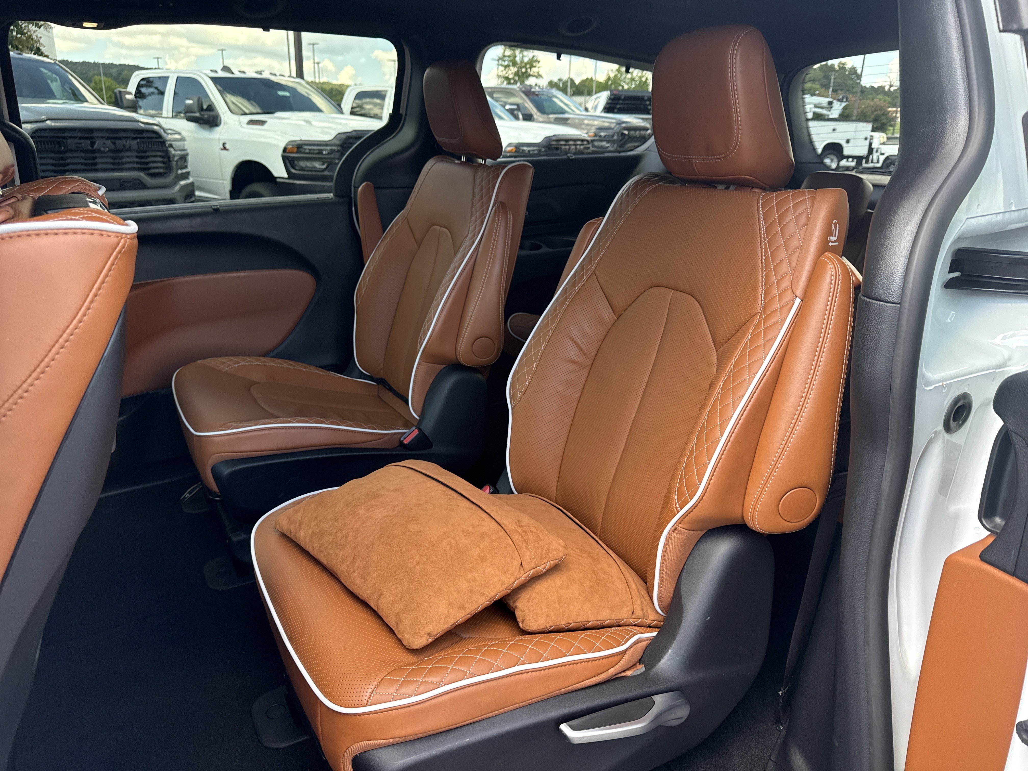 Used 2024 Chrysler Pacifica Pinnacle FWD image 22