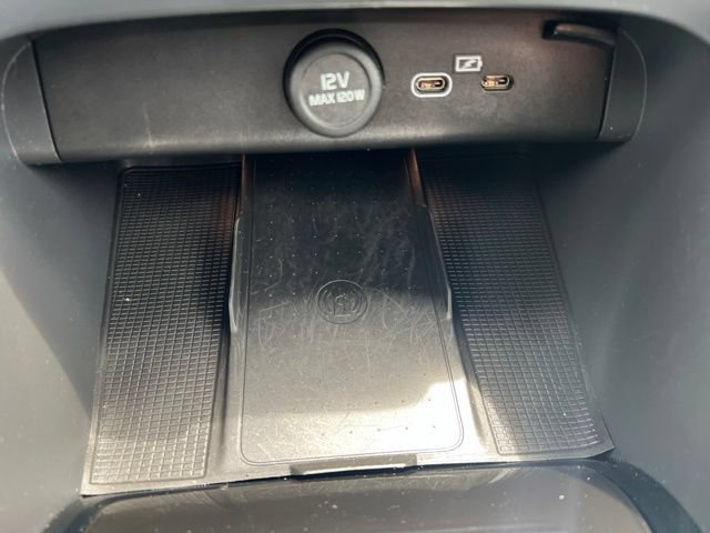 Used 2024 Volvo XC40 B5 Plus AWD/4WD image 12