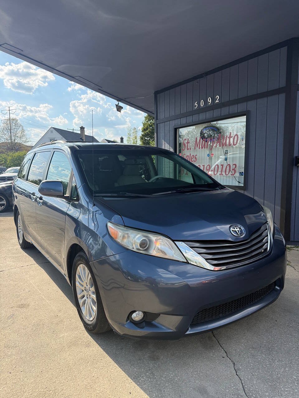 Used 2013 Toyota Sienna XLE FWD image 1