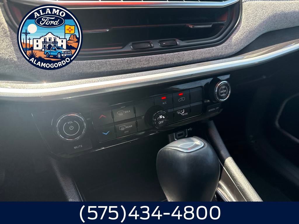 Used 2024 Jeep Compass Latitude image 12