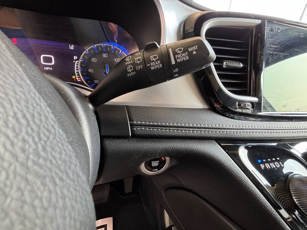 Used 2025 Chrysler Pacifica Limited FWD image 32
