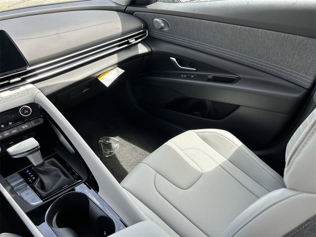New 2025 Hyundai Elantra Limited image 6