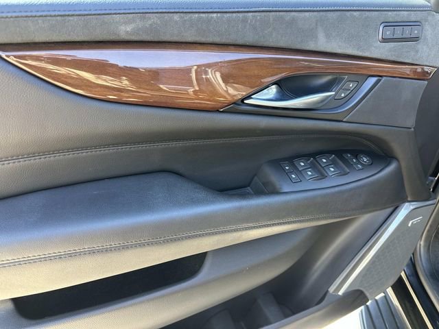Used 2020 Cadillac Escalade Luxury AWD/4WD image 16
