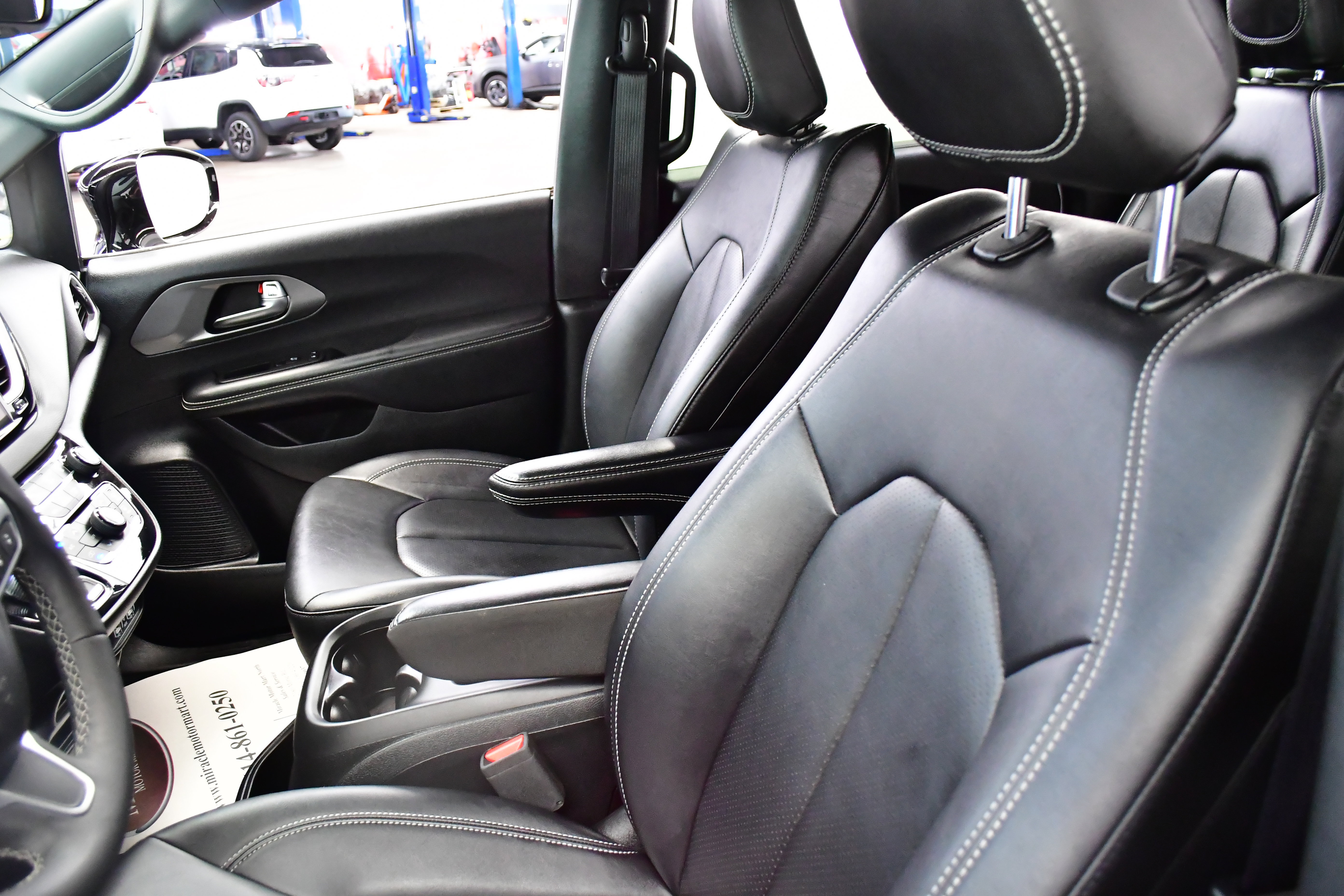 Used 2025 Chrysler Pacifica Select FWD image 11