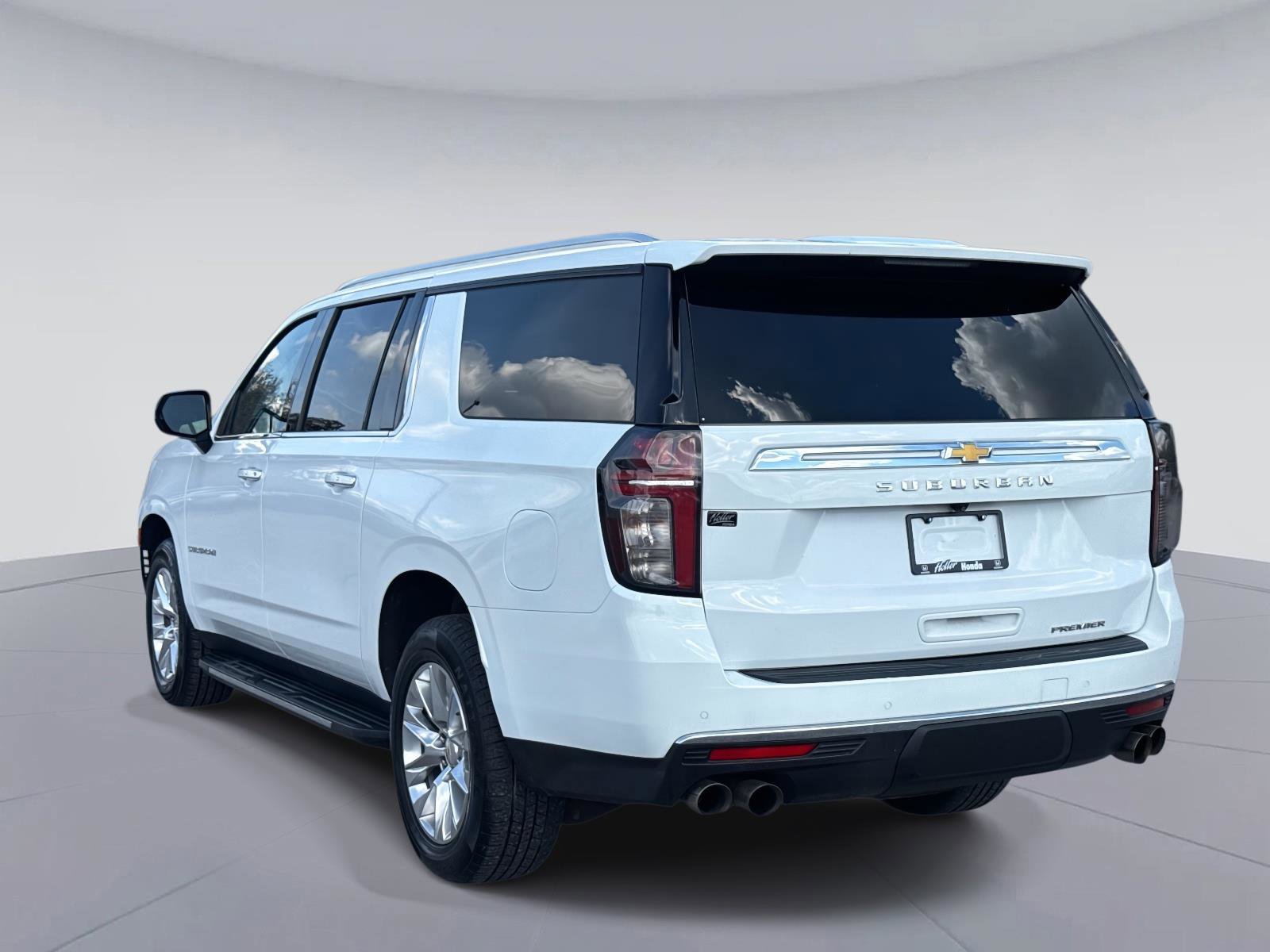 Used 2023 Chevrolet Suburban Premier image 6
