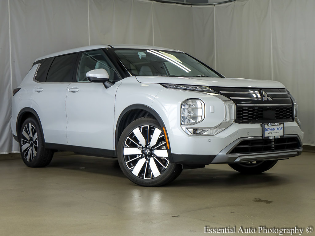 Used 2025 Mitsubishi Outlander SE AWD/4WD image 2