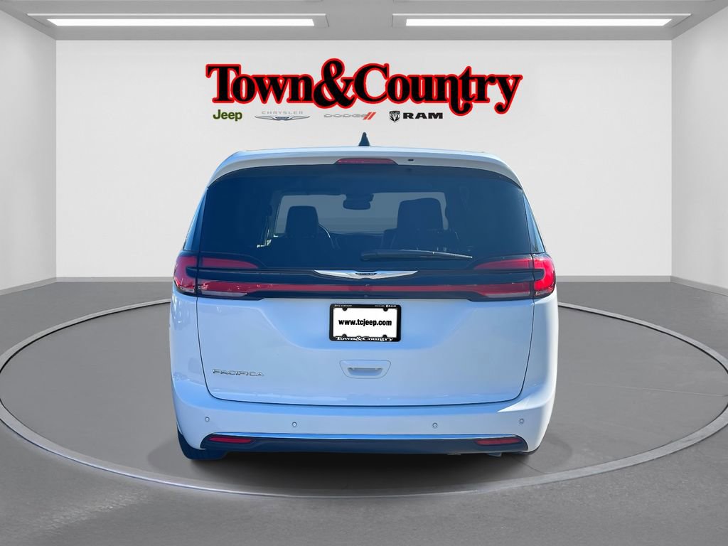 Used 2023 Chrysler Pacifica Touring-L image 6