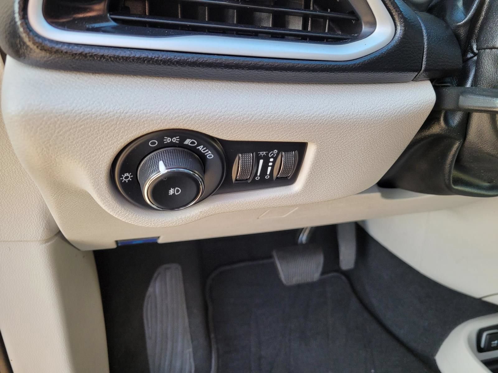Used 2023 Chrysler Pacifica Touring-L FWD image 23