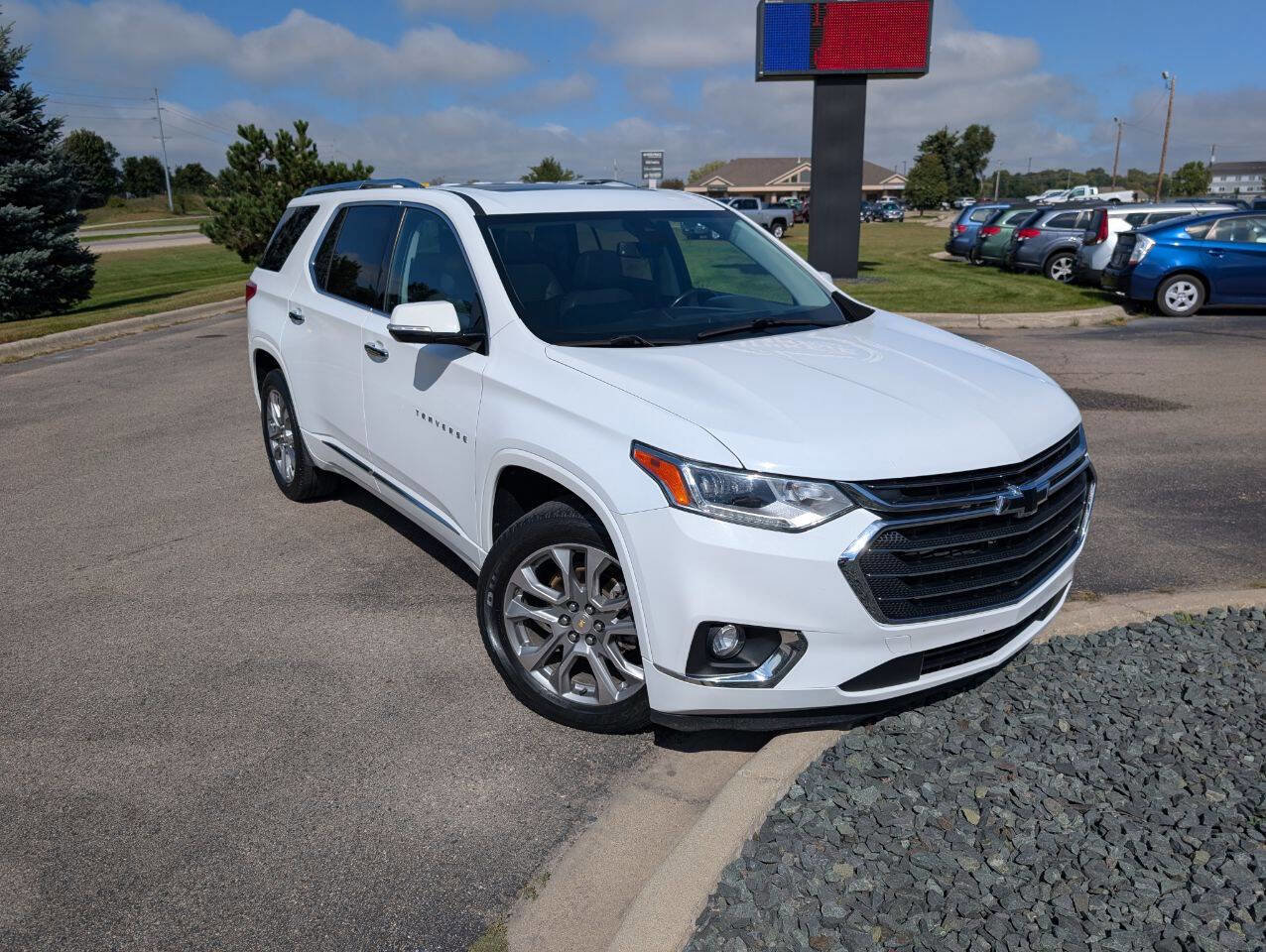 Used 2019 Chevrolet Traverse Premier image 2