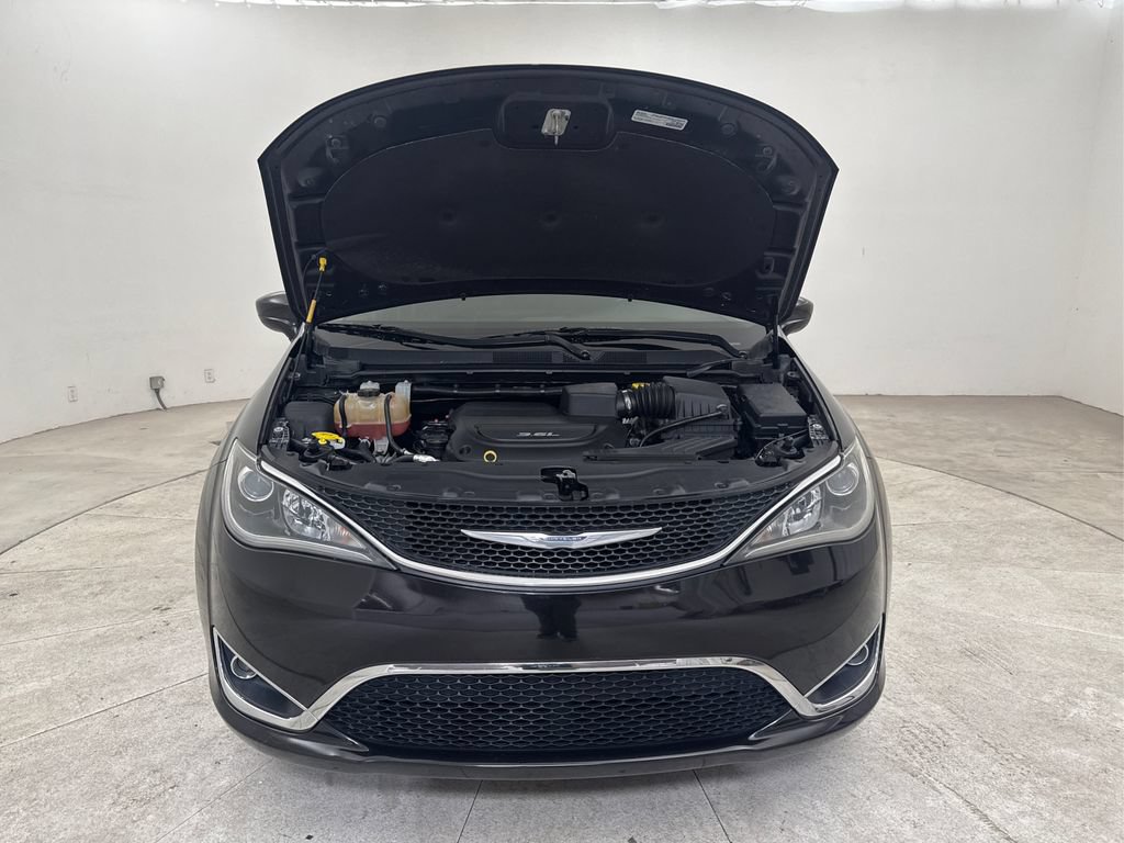 Used 2017 Chrysler Pacifica Touring-L Plus FWD image 14