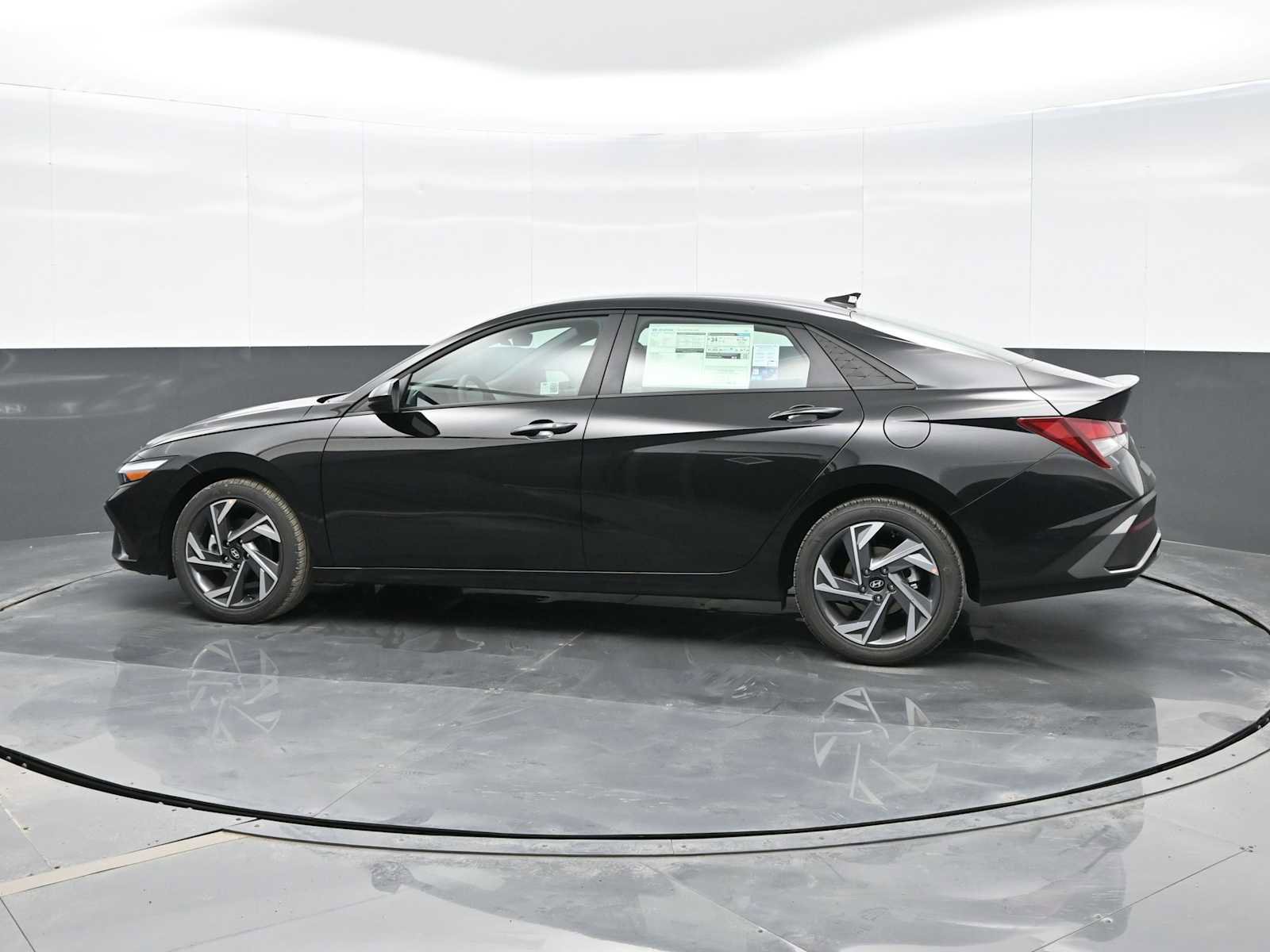 Certified 2025 Hyundai Elantra Sport w/ Cargo Package image 5