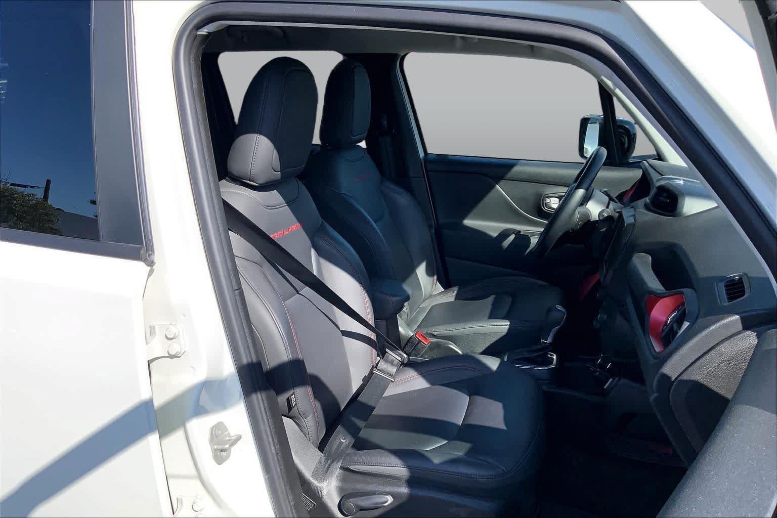 Used 2023 Jeep Renegade Trailhawk w/ Trailhawk Elite Group AWD/4WD image 8