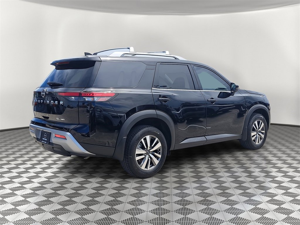 New 2025 Nissan Pathfinder SL image 2