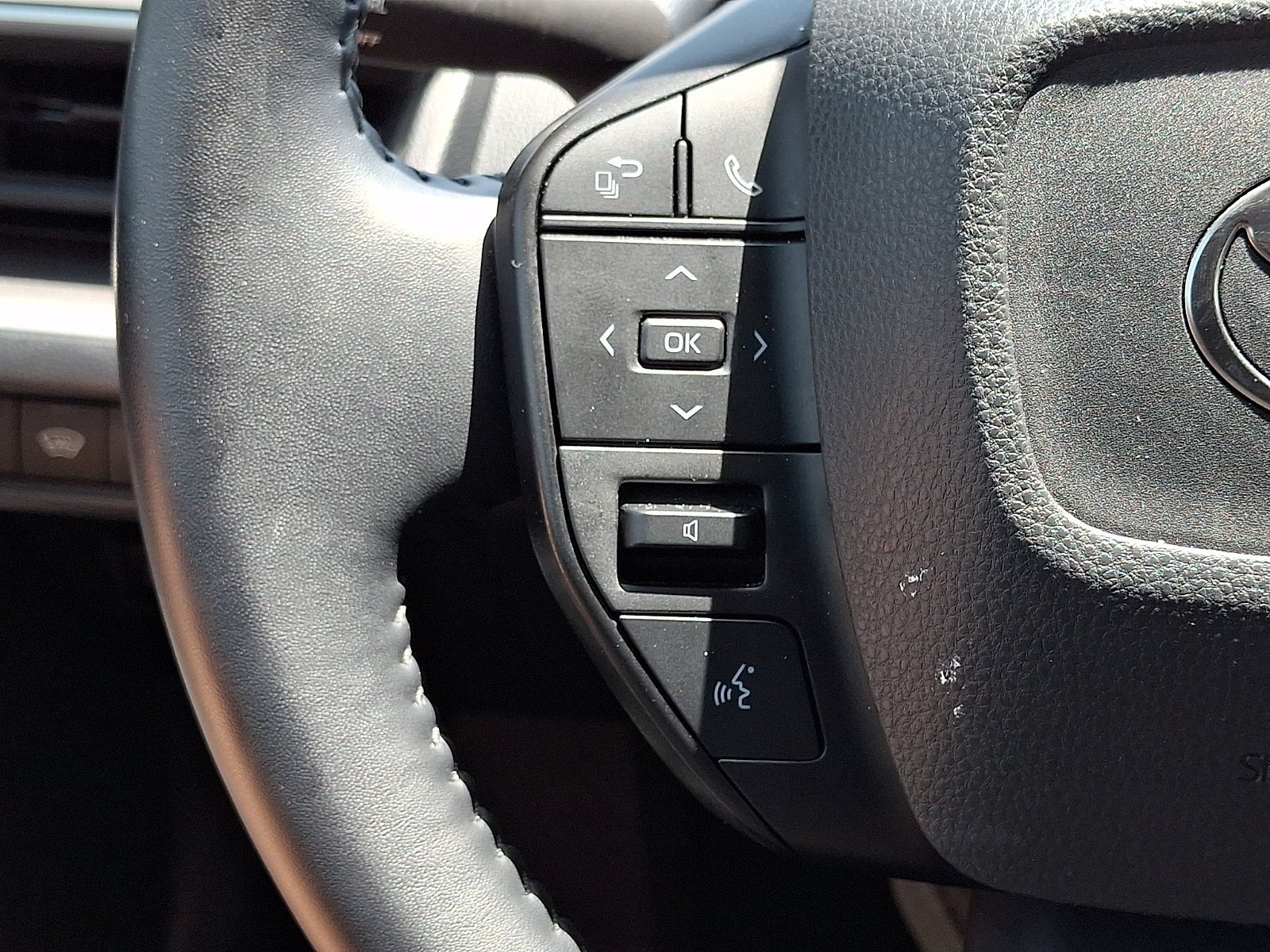 Used 2025 Toyota Prius LE FWD image 22
