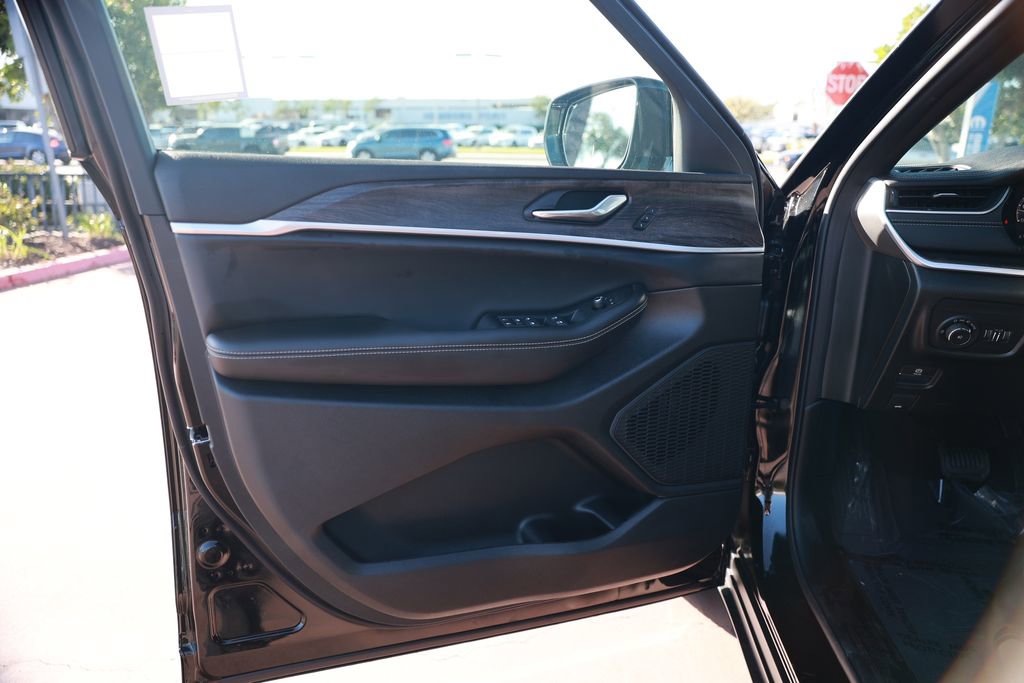 New 2025 Jeep Grand Cherokee Limited w/ Black Appearance Package image 11