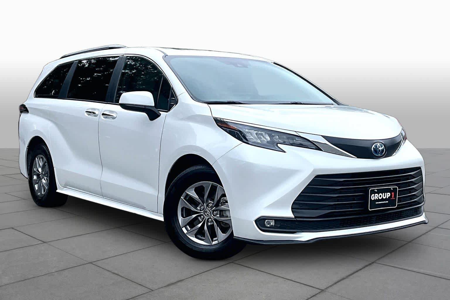 Used 2025 Toyota Sienna XLE FWD image 3