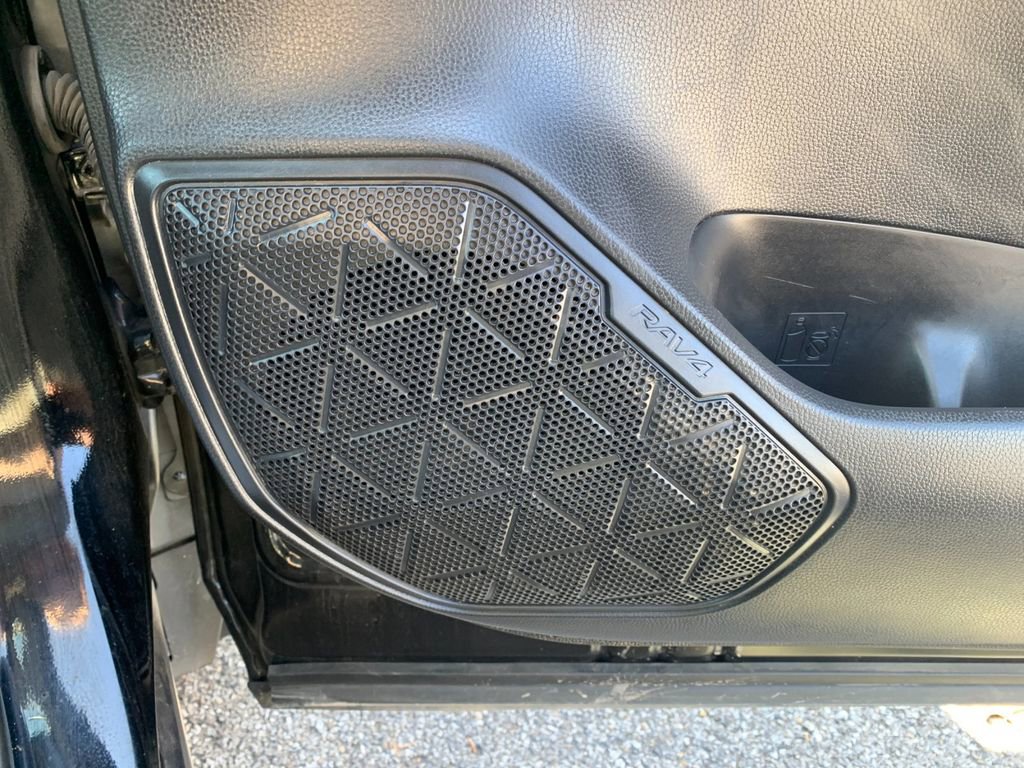 Used 2021 Toyota RAV4 LE image 21