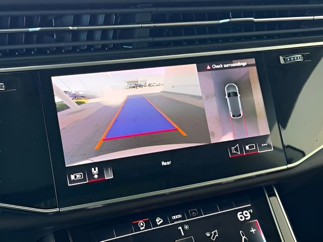 Used 2025 Audi Q8 Premium image 24