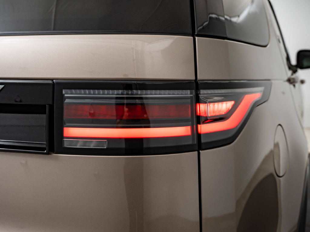 Used 2024 Land Rover Discovery Dynamic SE AWD/4WD image 9