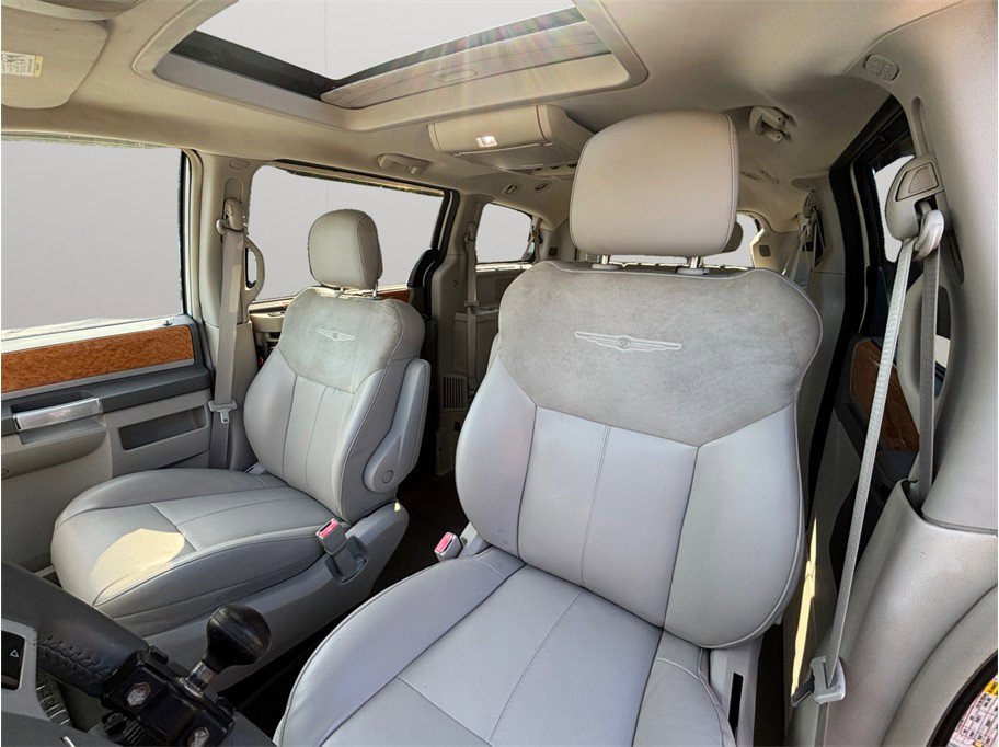 Used 2010 Chrysler Town & Country Limited image 16