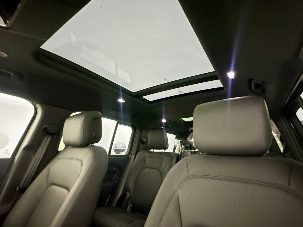 New 2026 Land Rover Defender 130 X-Dynamic SE image 21