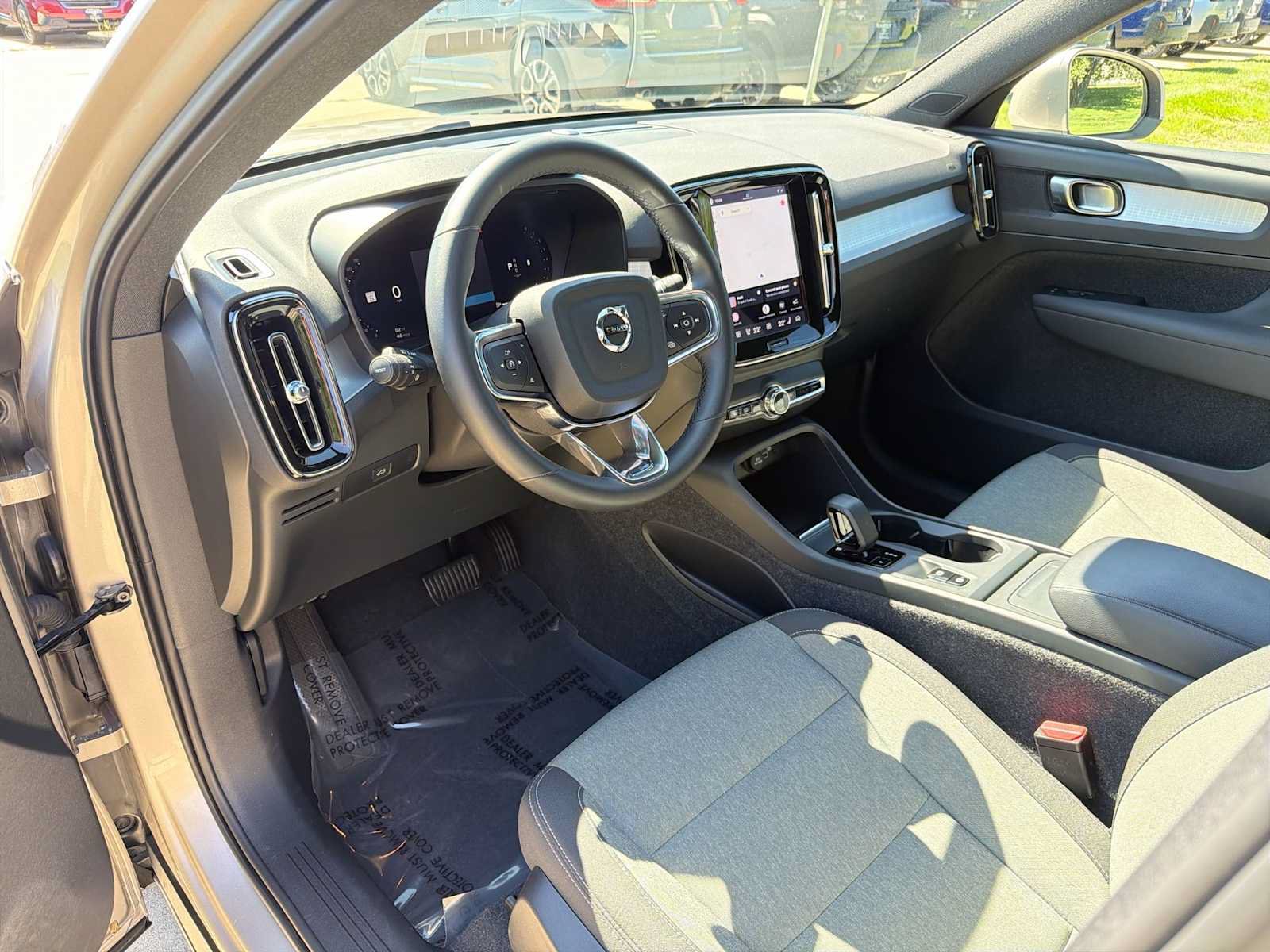 Used 2023 Volvo XC40 B5 Core w/ Convenience Package AWD/4WD image 2