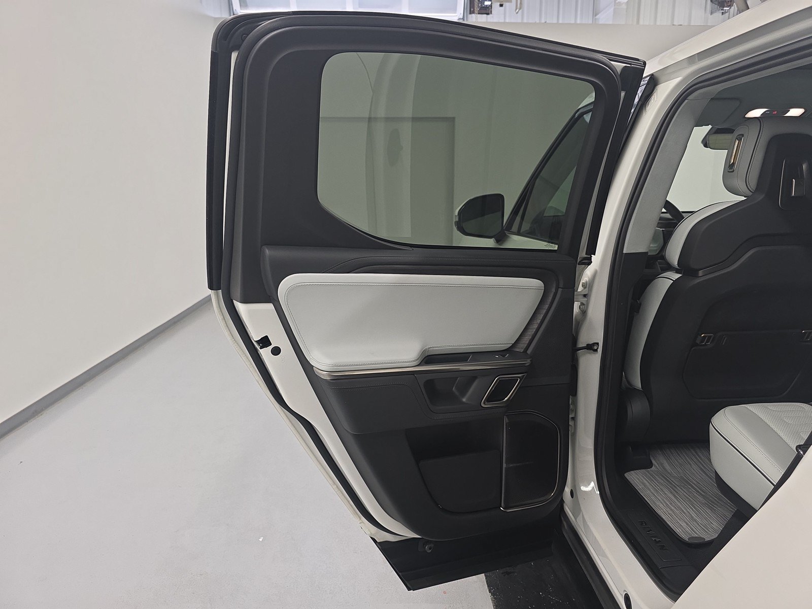 Used 2023 Rivian R1T Adventure AWD/4WD image 17
