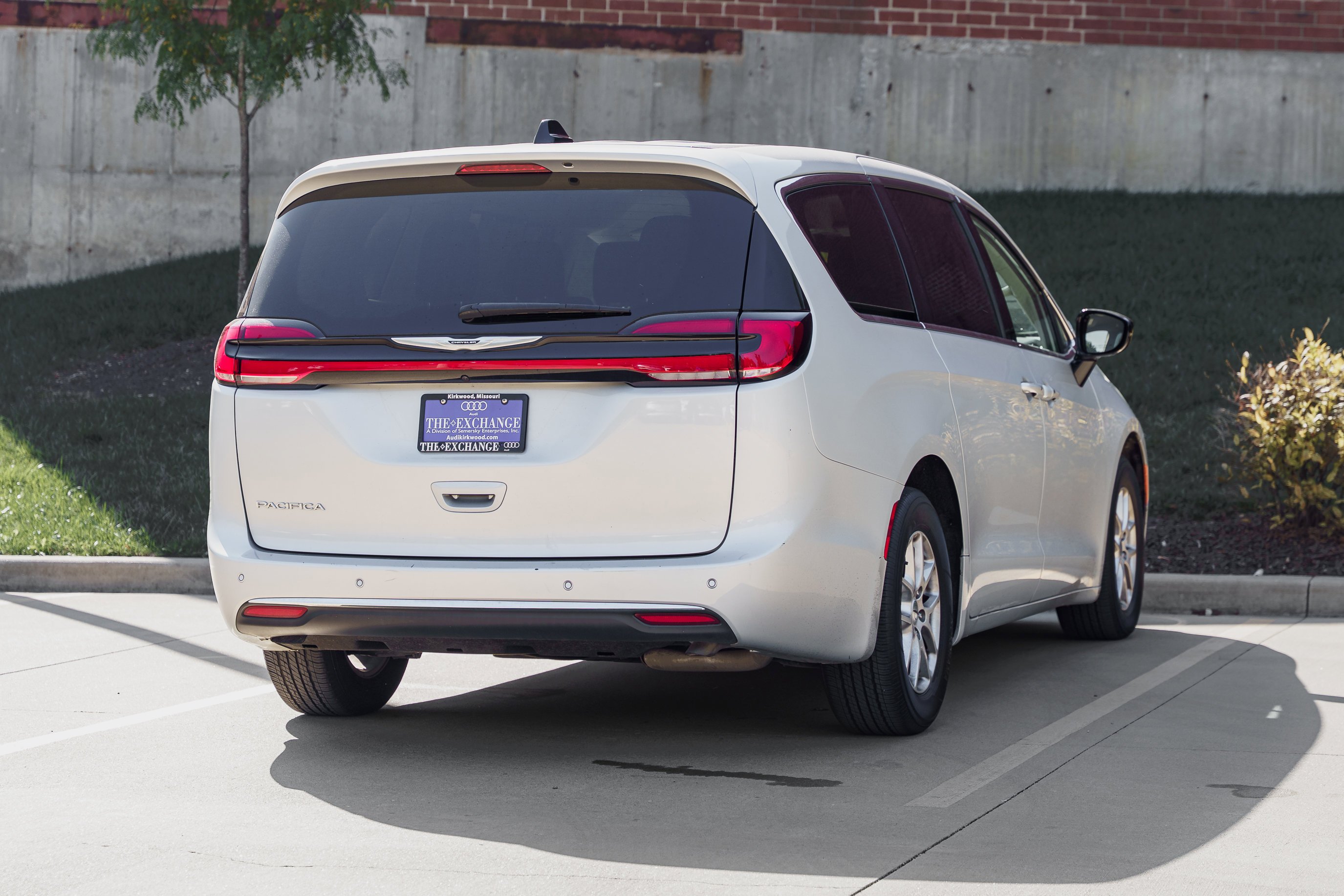 Used 2024 Chrysler Pacifica Touring-L image 4