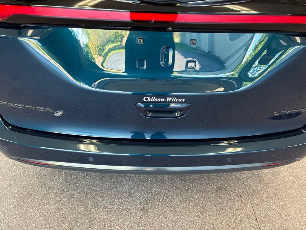 Certified 2025 Chrysler Pacifica Limited FWD image 29
