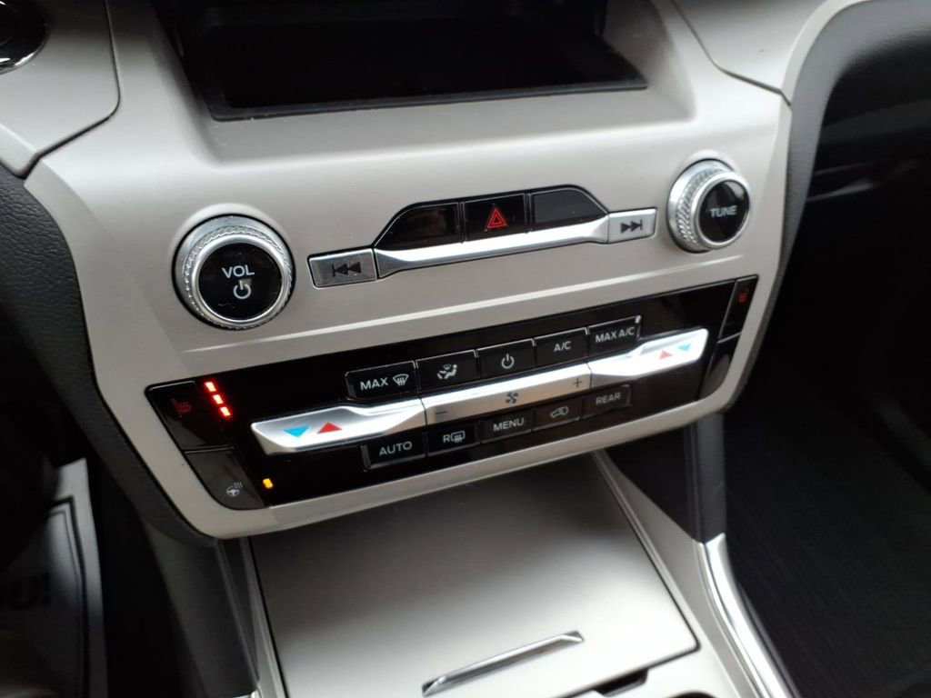 Used 2023 Ford Explorer XLT w/ Equipment Group 202A image 23