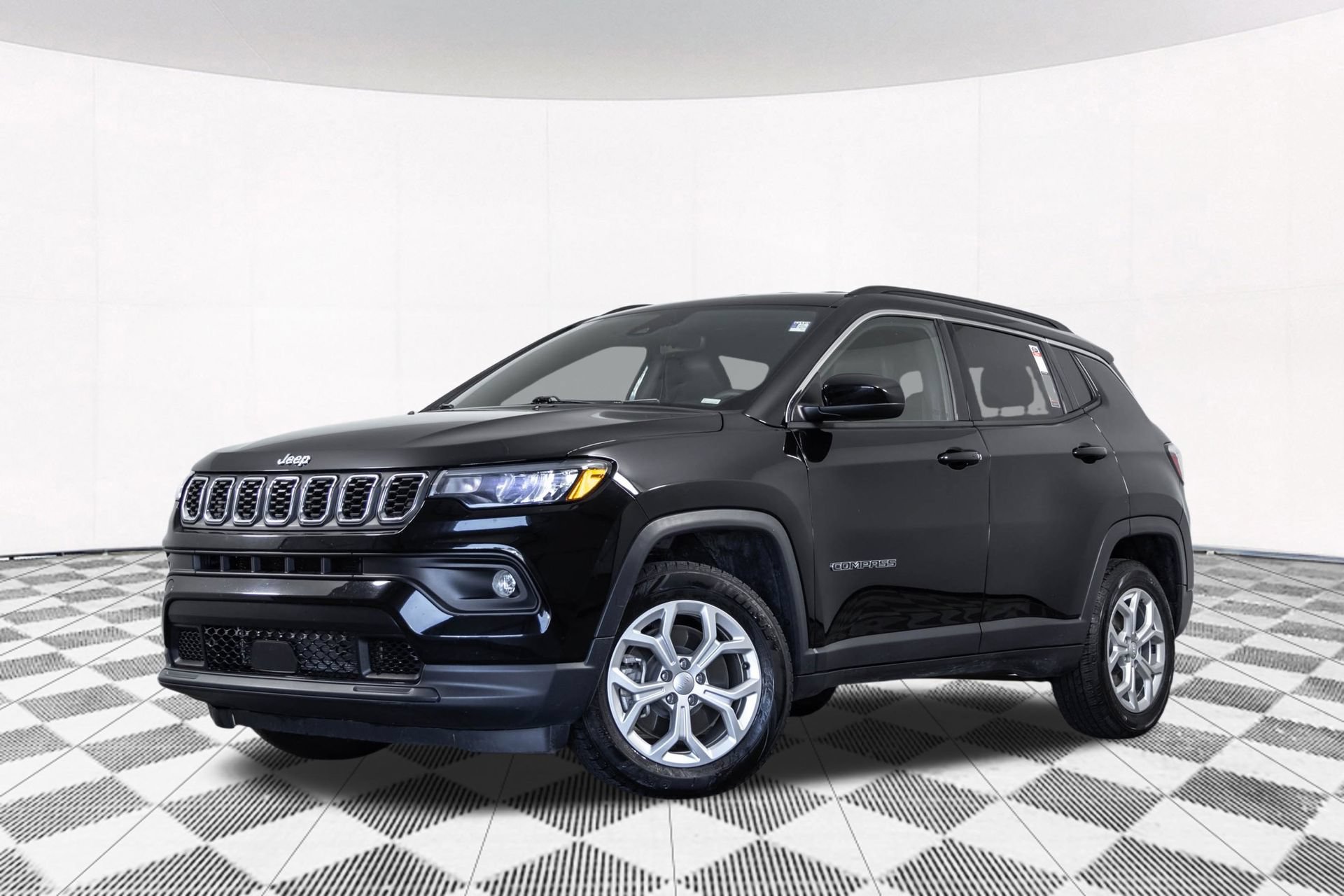 Used 2024 Jeep Compass Latitude AWD/4WD image 2