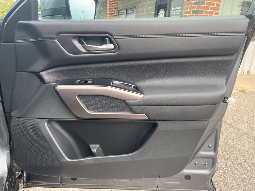 Used 2025 Nissan Pathfinder Platinum w/ Cargo Package image 30