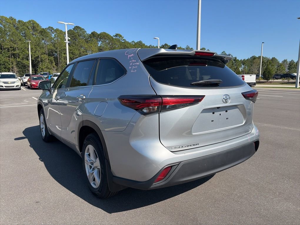 Used 2024 Toyota Highlander LE image 3