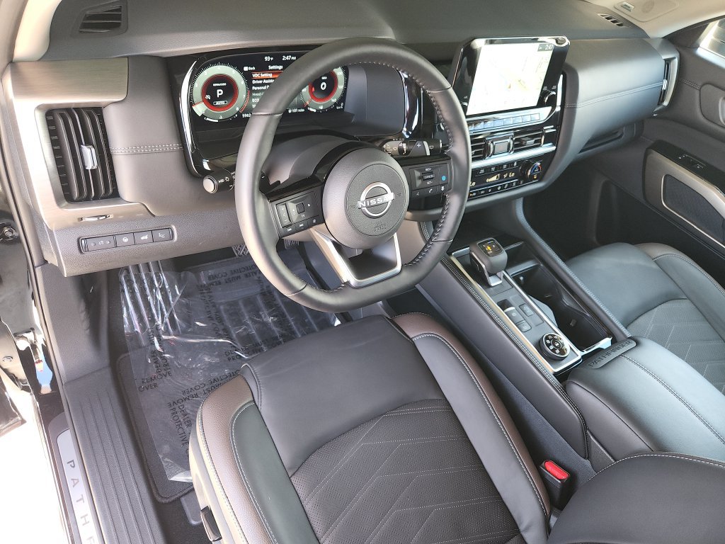 Used 2025 Nissan Pathfinder Platinum w/ Black Appearance Package AWD/4WD image 12