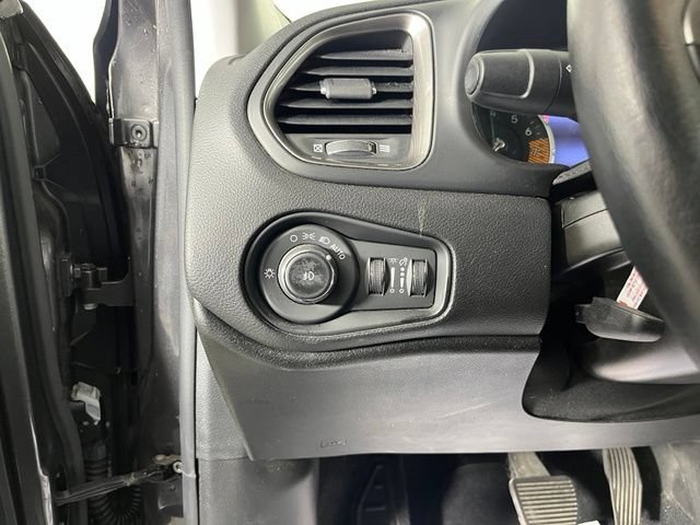 Used 2020 Jeep Renegade Limited AWD/4WD image 18