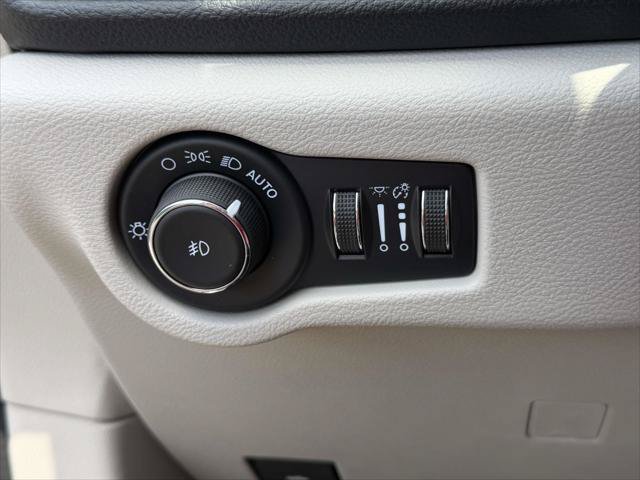 Used 2022 Chrysler Pacifica Touring-L FWD image 22