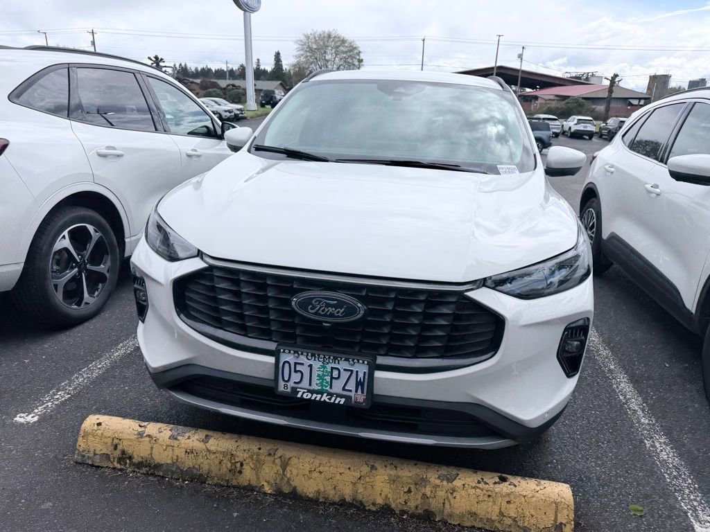 Used 2023 Ford Escape Platinum image 2